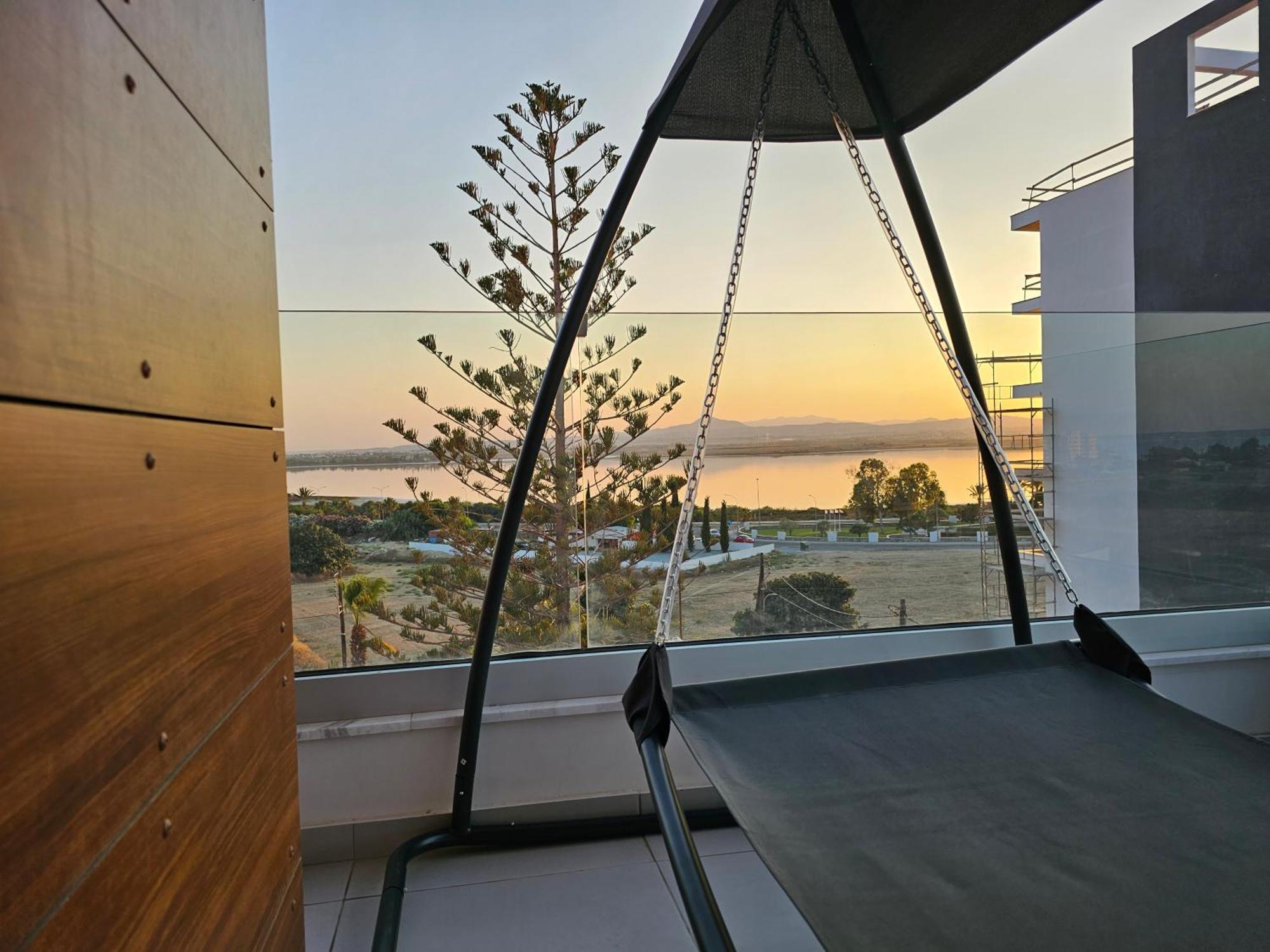 Majestic Sunset Salt Lake Views 300M From Beach Larnaca Exterior foto